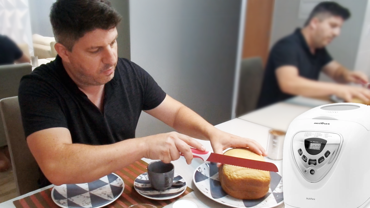 Homem cortando um pão doce de coco